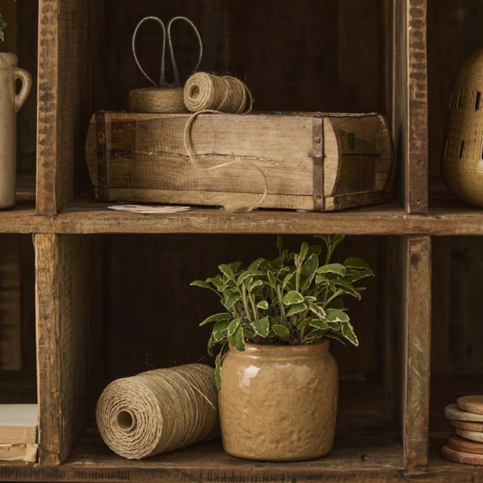 Murstensform Unika et rum fra Ib Laursen som opbevaring til garn på træhylde