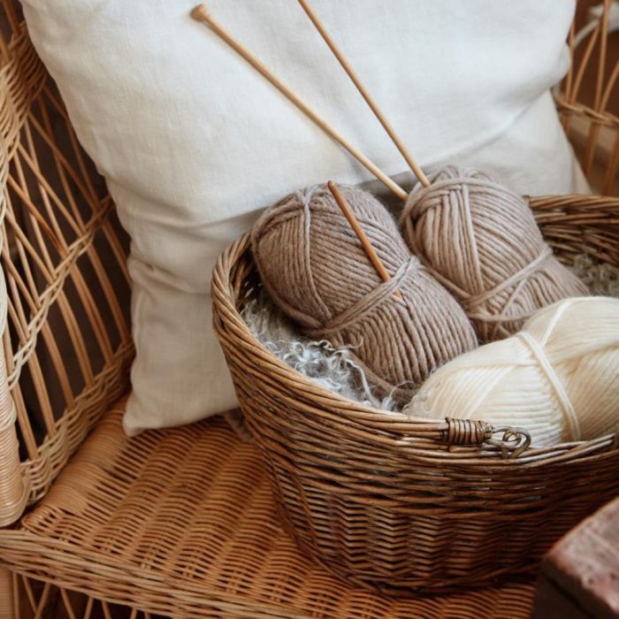 Ib Laursen opbevaringskurv i pil med to hanke med strikketøj på fletstol