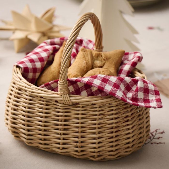 Ib Laursen opbevaringskurv med hank i pil med rød/hvid serviet og klejner