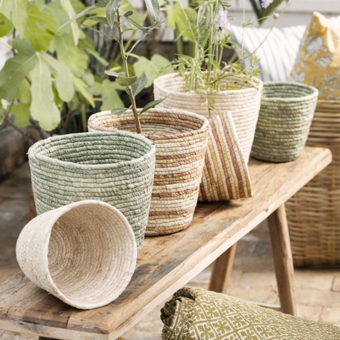 Ib Laursen urtepotteskjulere i majsblade på en bænk