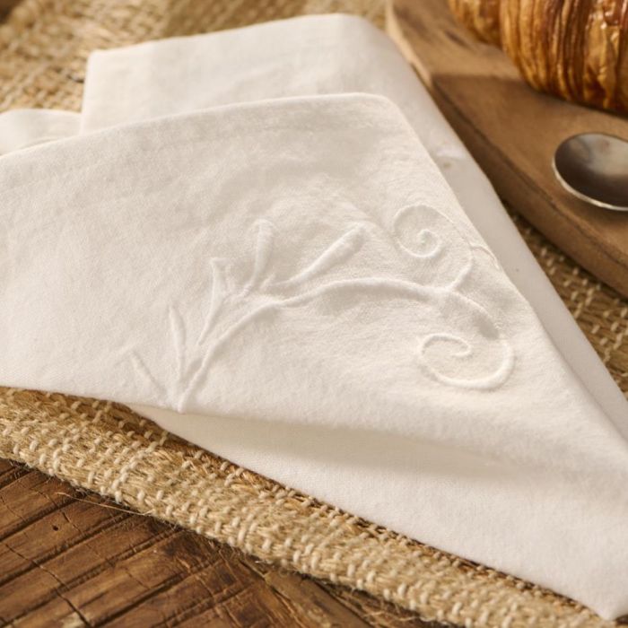 Nærbillede af Ib Laursen hvid stofserviet med broderi