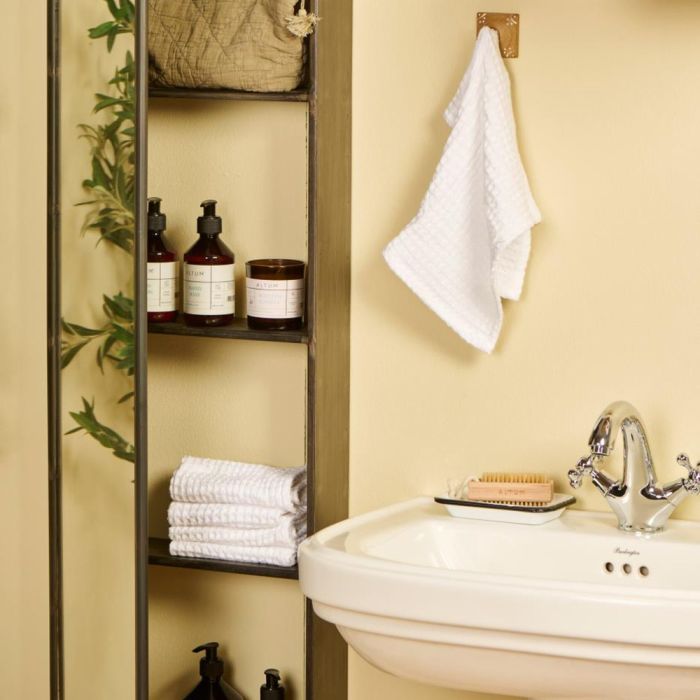 Ib Laursen Liseleje vaskeklude hvid hængende væk over håndvask