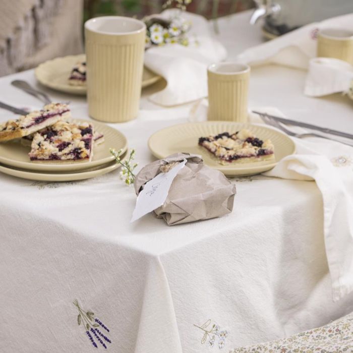 Ib Laursen Flora dug i butter cream med broderi som base for kaffebord med brombærsnitter