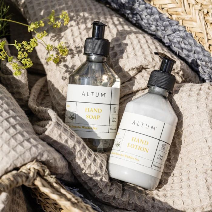 Ib Laursen Beige Liseleje håndklæde 50x100 cm som underlag for Ib Laursen Altum sæber