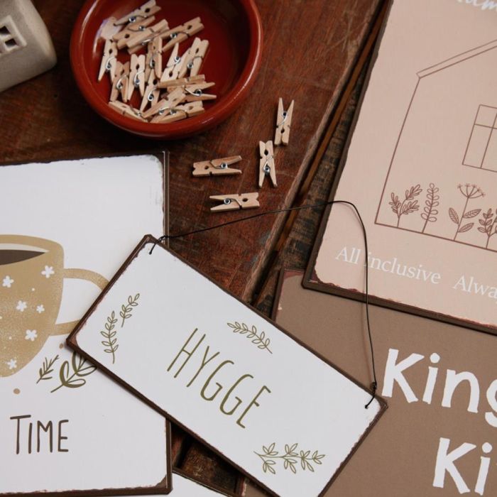 Metalskilt "Hygge" med bladgrene fra Ib Laursen med sort wire ophæng