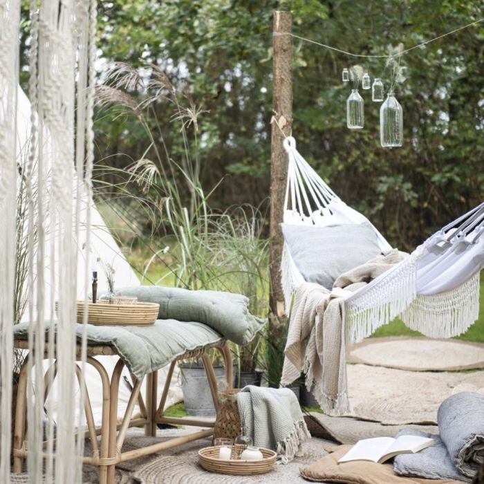 Ib Laursen dekorations glasflaske med metalwire 500 ml hænde ved terrasse med hængekøje