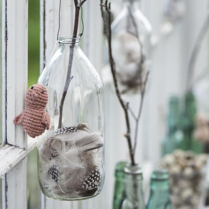 Ib Laursen glasflaske med metalwire 1000 ml med fjer i hængende i vindue med hæklet fugl