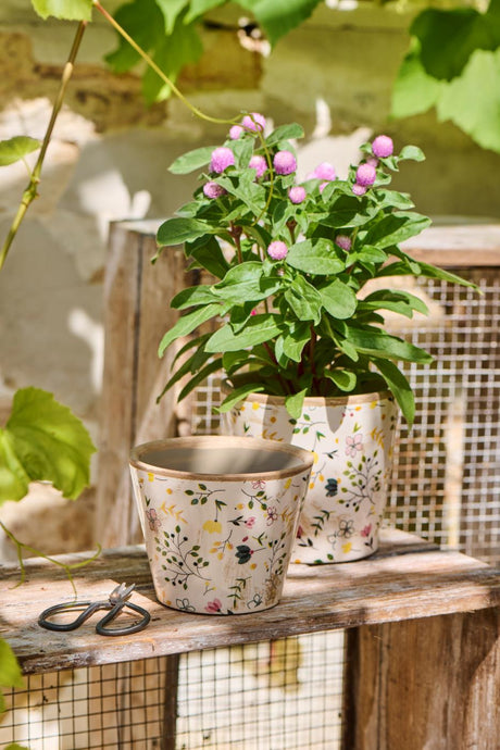 Blomstrede urtepotte fra Ib Laursen med blomst i