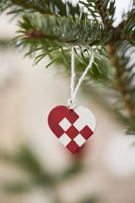Flettet julehjerte i metal på juletræ