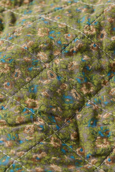 Quilt grå bund med grønne, blå og rosa blomster fra Ib Laursen set tæt på