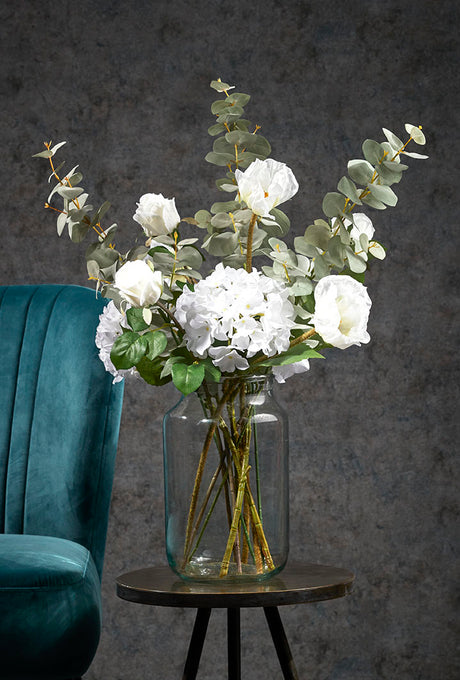 Skibsflaske med hvid buket af blomster