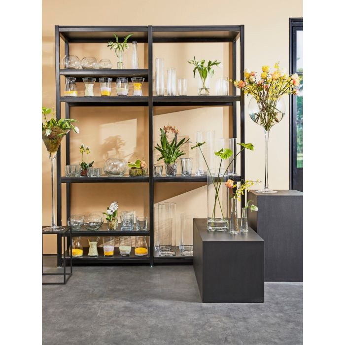 Reol med cylinderglas og andre glasvarer