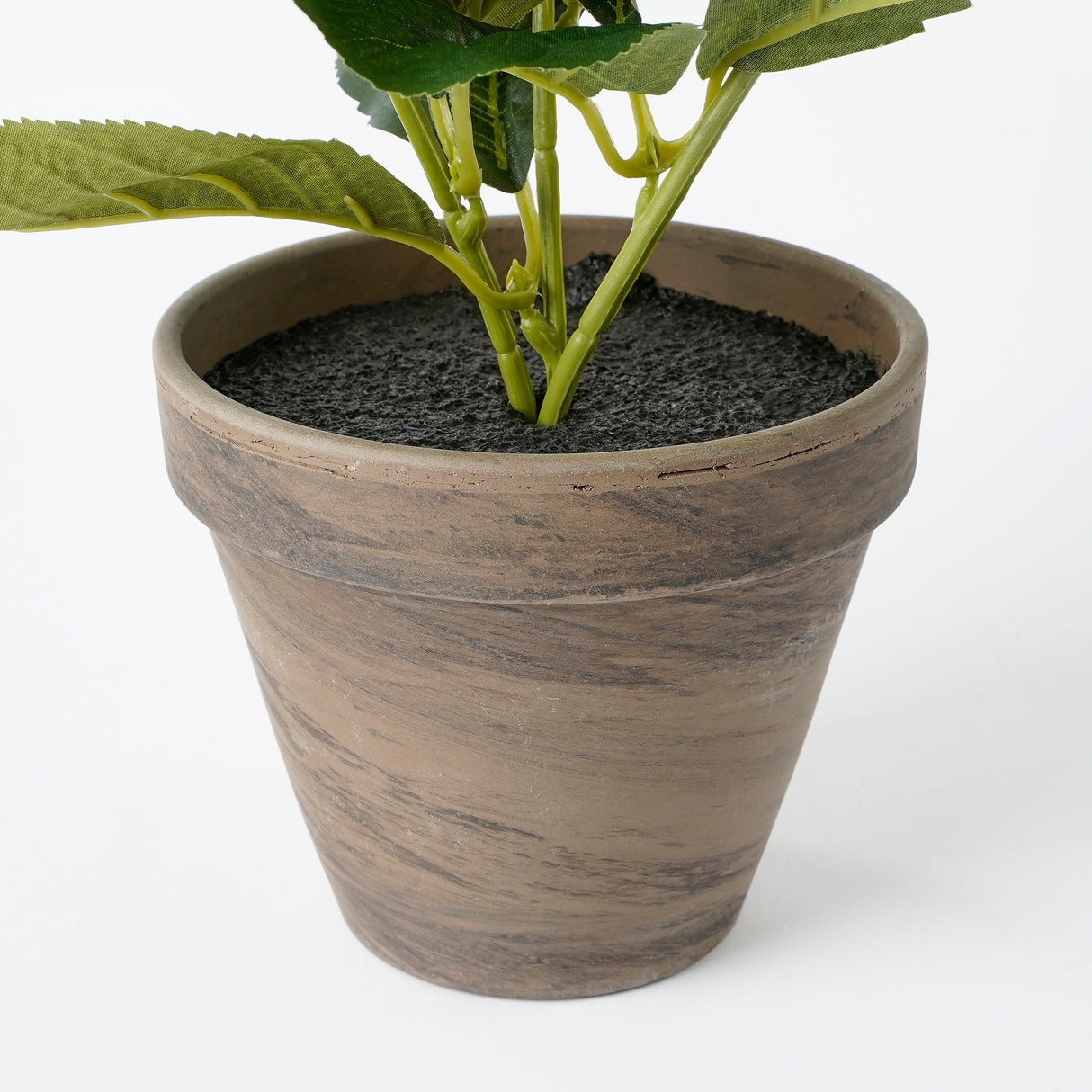 Grå lerpotte med kunstig hortensia i