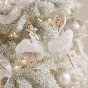 Ballerina med hvid strutkjole