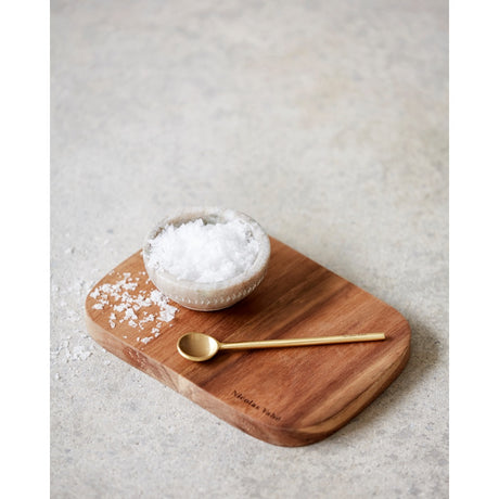 Smørebræt i akacietræ fra Nicolas Vahé med en skål salt på