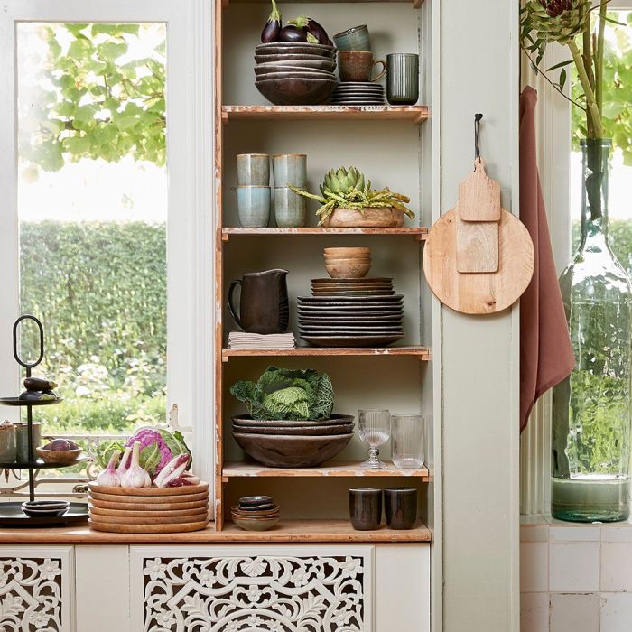 Tabo servicesæt sort på reol i køkken