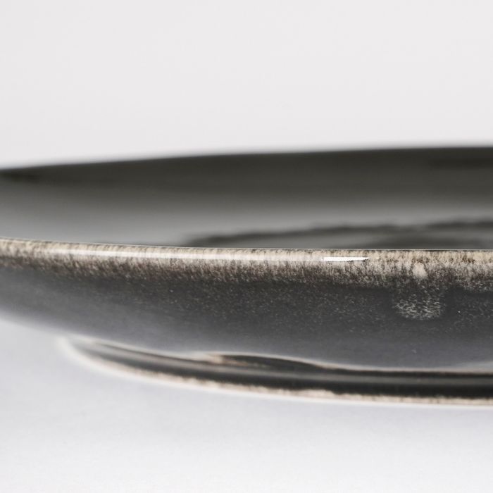 Nærbillede af kanten af Tabo stentøj middagstallerken sort