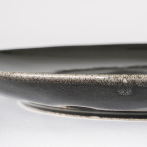Nærbillede af kanten af Tabo stentøj middagstallerken sort