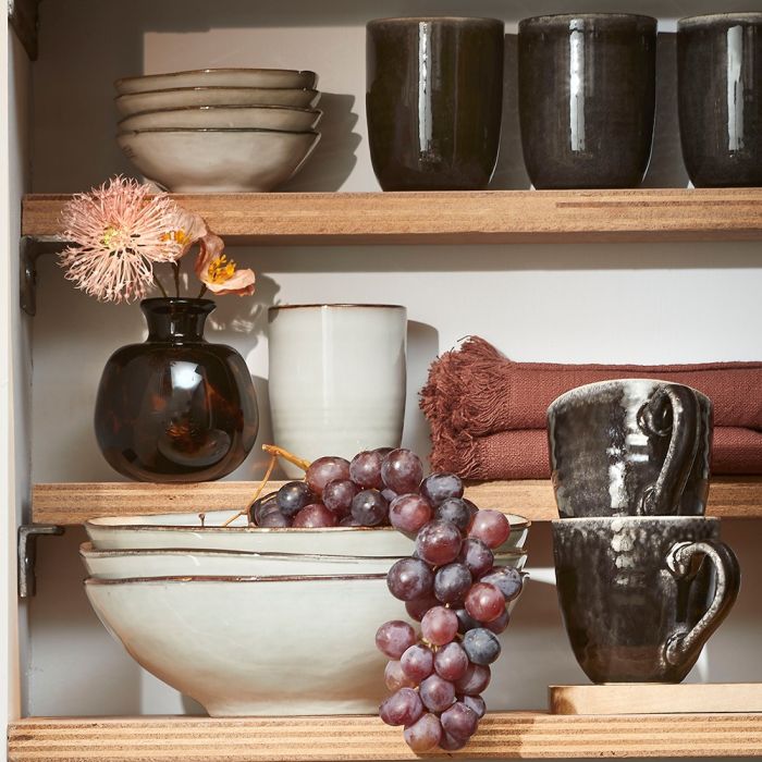 Tabo stentøj krus sort uden hank på hylde med vindruer