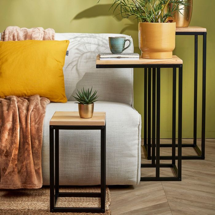 Tabo stentøjskrus grønt med hank på sidebord ved sofa