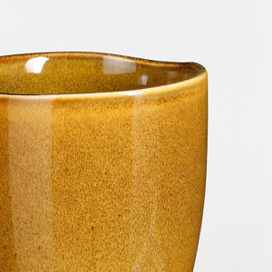 Nærbillede af kanten på et Tabo krus i okker