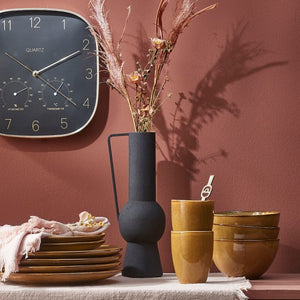 Tabo servicesæt i okker med rødbrun væg i baggrunden