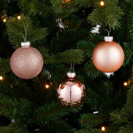 Lyserøde julekugler i glas med diskret glans og glitter. En blid farve