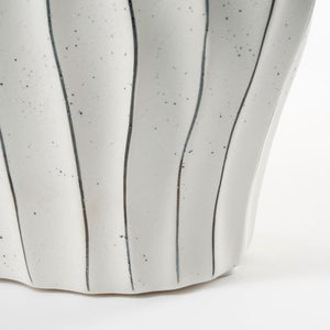 Vase med dekorative streger