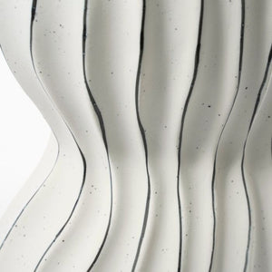 Vase med dekorative streger
