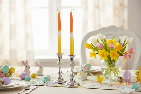 Trefarvede stearinlys på påskebord