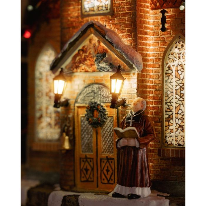 Luville Murstenskirke med præst