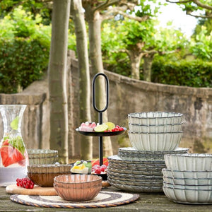 Corfu skåle og service sammen med frugter udendørs