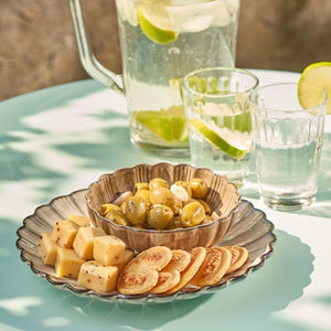 Corfu skål med oliven ovenpå tallerken med os og kiks