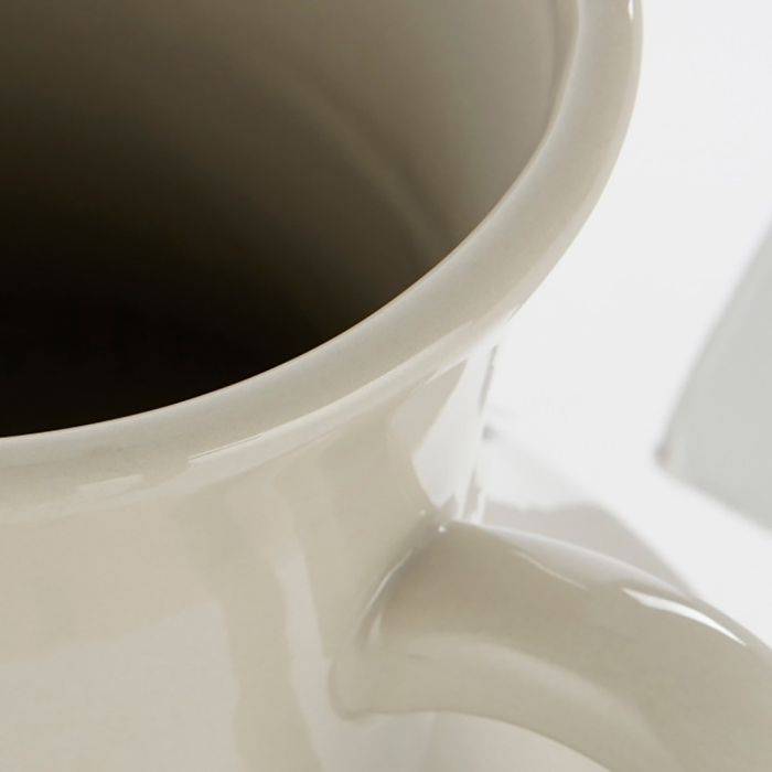 Nærbillede af åbningen på Marian krukke med 2 ører i hvid glaseret keramik