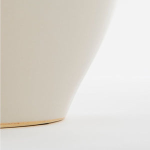 Nærbillede af bunden på Marian krukke med 2 ører i hvid glaseret keramik