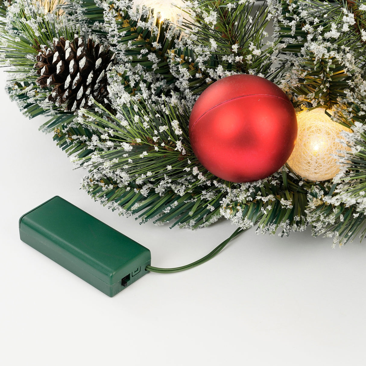Batteriboksen til Kaprun krans med røde julekugler og lys 45 cm i dia