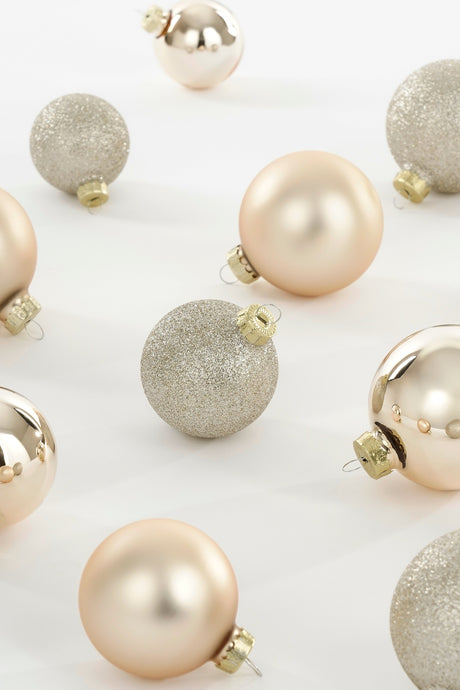 Julekugler i glas i cremefarvede nuancer med mat, blank og glitter overflade