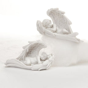 Hvid engel sovende i sin egen vinger. Meget smuk figur, som fylder en med fredelige og kærlige tanker. Englene er i to udgaver, som vender hver sin vej. Fra Pobra. 