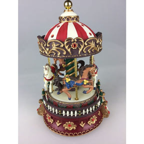 Nostalgisk musikkarrusel fra Musicboxworld med fire pyntede heste, rødt og hvidt tag, gyldne ornamenter og glitrende røde sten