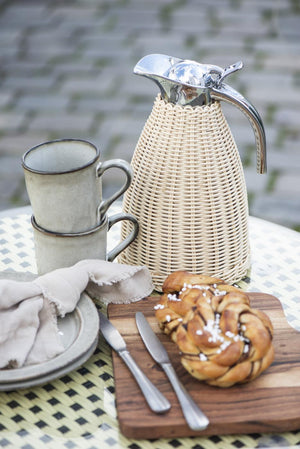 Morgenbord med kopper og kaffekande fra Ib Laursen