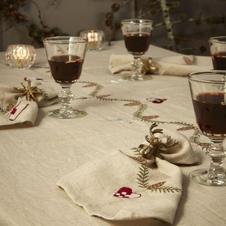 Juledug 140 cm x 240 cm i hørfarvet på juledækket bord