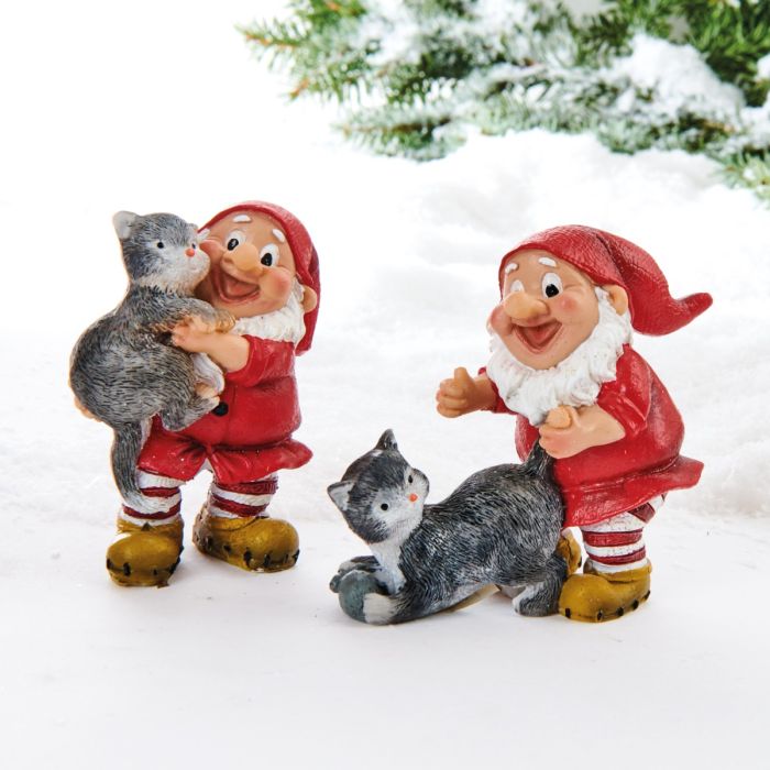 Skovnisse med grå kat