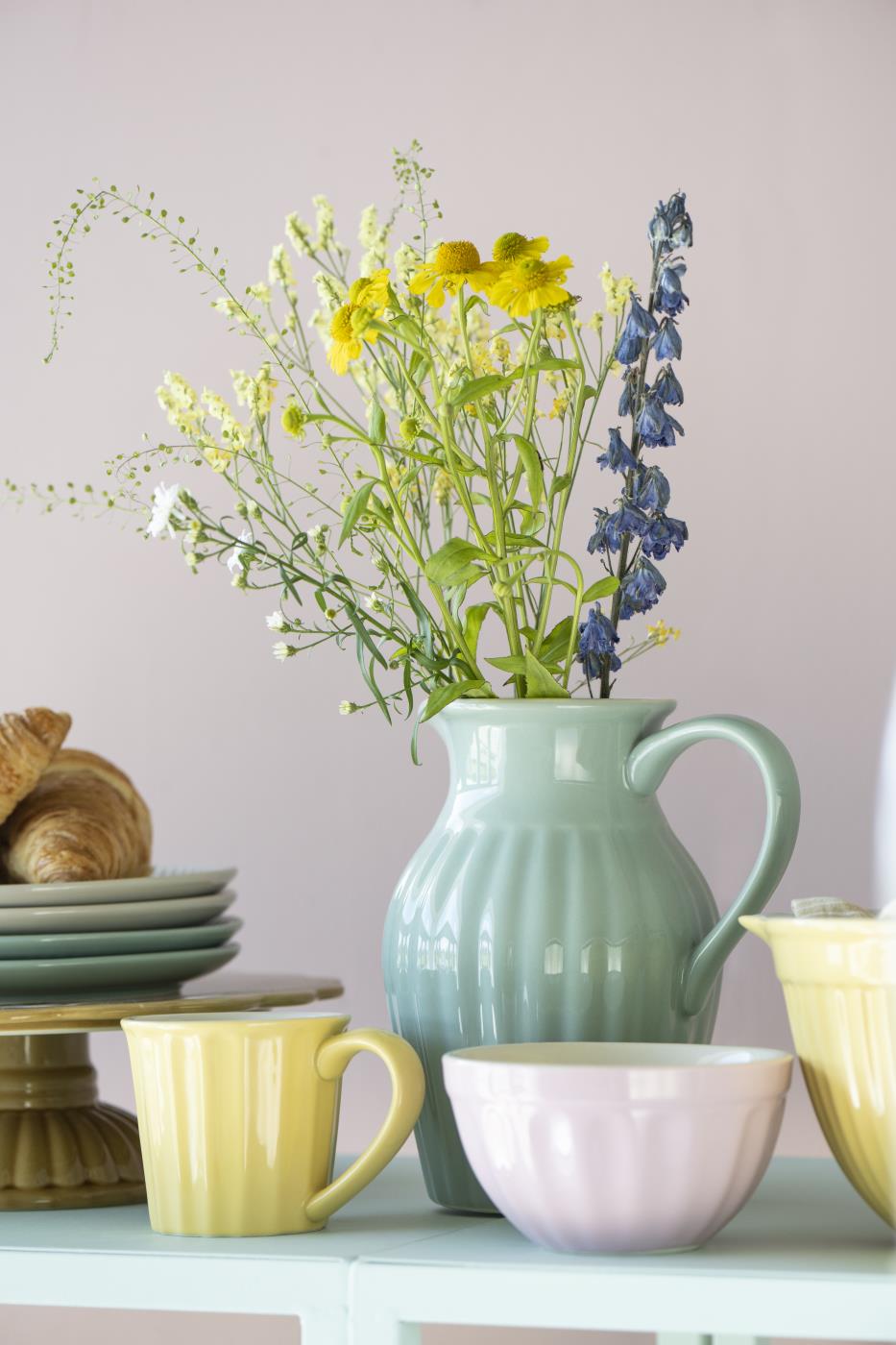 Mynte kande i farven green tea med blomsterbuket i og sammen med andet service