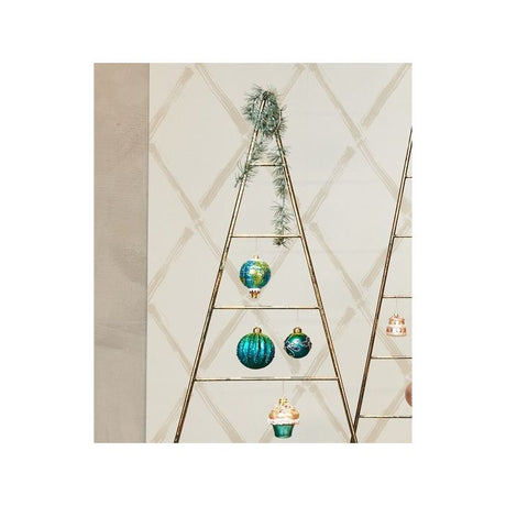 Dekorationstræ pyntet med julekugler fra Speedtsberg.