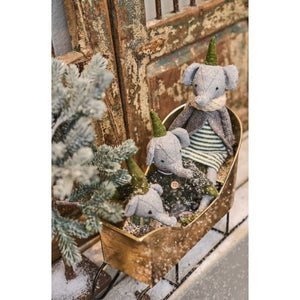 Elefant med grågrønne klæder