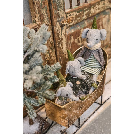 Elefant med grågrønne klæder