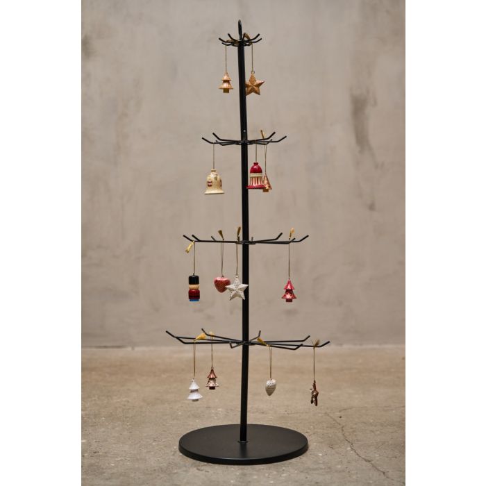 Dekorationstræ i sort metal pyntet med julefigurer.