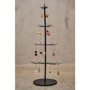 Dekorationstræ i sort metal pyntet med julefigurer.