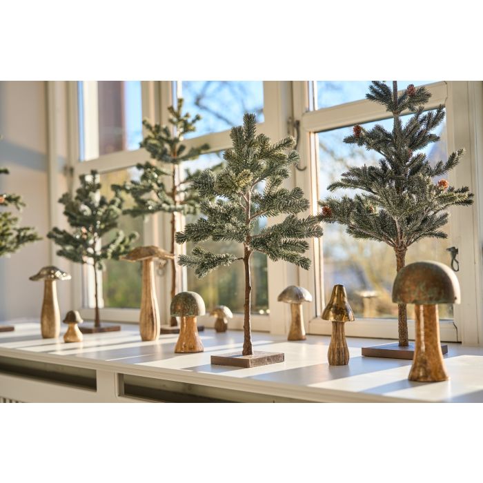 Svamp med sølvfarvet hat som dekoration i vindueskarm.