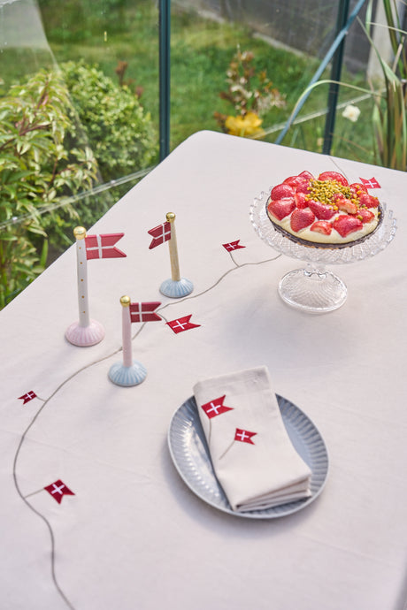 Dækket fødselsdagsbord med flag og dug